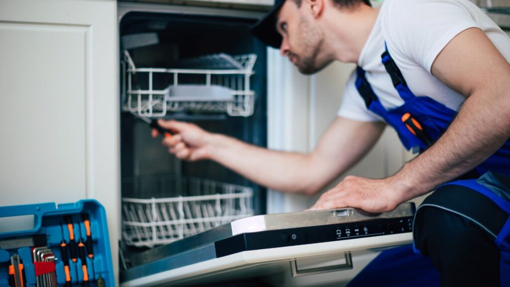Sincan beyaz eşya servisi, evlerde en çok kullanılan cihazların arızalanması durumunda en hızlı ve güvenilir çözümü sunar. Buzdolabı, çamaşır makinesi, bulaşık makinesi, fırın ya da derin dondurucu gibi beyaz eşyalar günlük yaşamın vazgeçilmez parçalarıdır. Bu cihazlarda meydana gelen bir arıza, hem günlük düzeni bozar hem de ek masraflara neden olabilir. Sincan’da hizmet veren profesyonel beyaz eşya servisi ekipleri, yaşanan her türlü sorunu kısa sürede tespit ederek pratik çözümler üretir ve hayatın normale dönmesini sağlar.
Sincan beyaz eşya servisi, sadece arızalara müdahale etmekle kalmaz, aynı zamanda düzenli bakım hizmeti de sunar. Beyaz eşyaların düzenli bakımı, cihazların performansını artırır ve enerji tasarrufu sağlar. Örneğin buzdolabının yeterince soğutmaması ya da çamaşır makinesinin yüksek sesle çalışması gibi sorunlar bakım sayesinde önceden fark edilip çözülebilir. Böylece cihazların ömrü uzar ve kullanıcılar yeni cihaz almak zorunda kalmaz.
Sincan’da beyaz eşya servisi arayanların en çok dikkat etmesi gereken noktalardan biri güvenilirliktir. Deneyimli ve işinde uzman servis ekipleri, marka ve model fark etmeksizin tüm cihazların tamirini yapar. Orijinal yedek parçalarla gerçekleştirilen tamir işlemleri sayesinde cihazlar uzun süre sorunsuz kullanılabilir. Ayrıca şeffaf fiyat politikası ile müşterilere ekstra masraf çıkarılmadan güvenilir bir hizmet sunulur.
Hızlı servis hizmeti, Sincan beyaz eşya servisi için en önemli avantajlardan biridir. Acil servis desteğiyle ustalar gün içerisinde evinize gelerek arızayı yerinde çözer. Özellikle buzdolabı gibi sürekli çalışan cihazlarda hızlı müdahale, yiyeceklerin bozulmasını engelleyerek büyük bir avantaj sağlar. Zamanında yapılan tamirler sayesinde günlük hayatınız sekteye uğramadan devam eder.
Sincan Beyaz Eşya Servisi